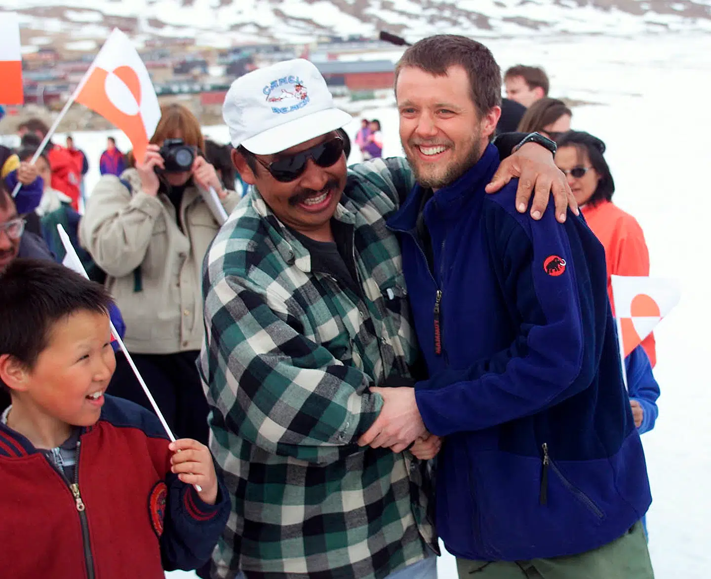 Kong Frederik fik en varm modtagelse blandt grønlænderne efter endt tur med Siriuspatruljen i sommeren 2000.