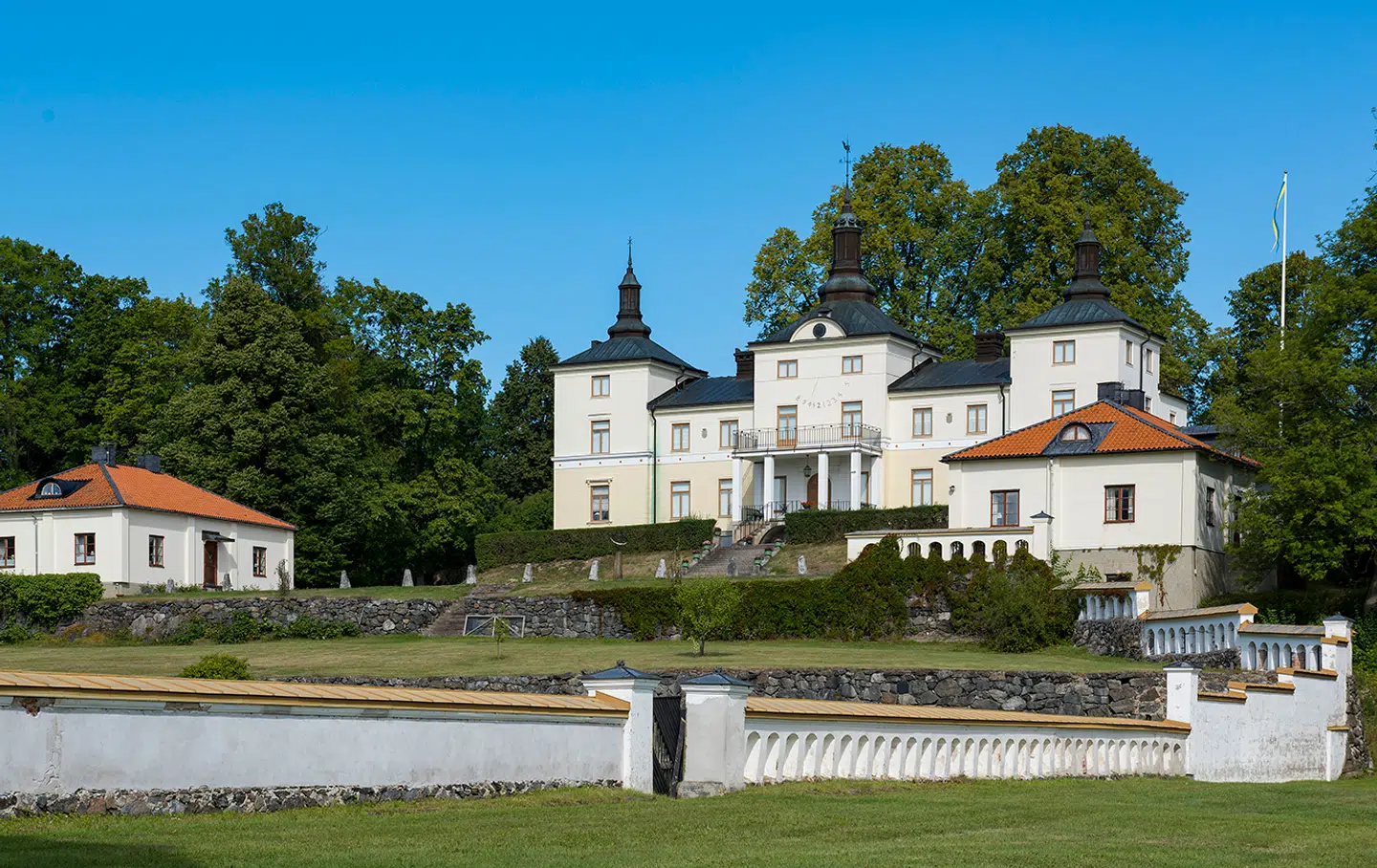 Stenhammars Slot ligger udenfor Flen i Sörmland og har været i kong Carl Gustafs rådighed siden 1966, selvom det officielt ejes af den svenske stat.