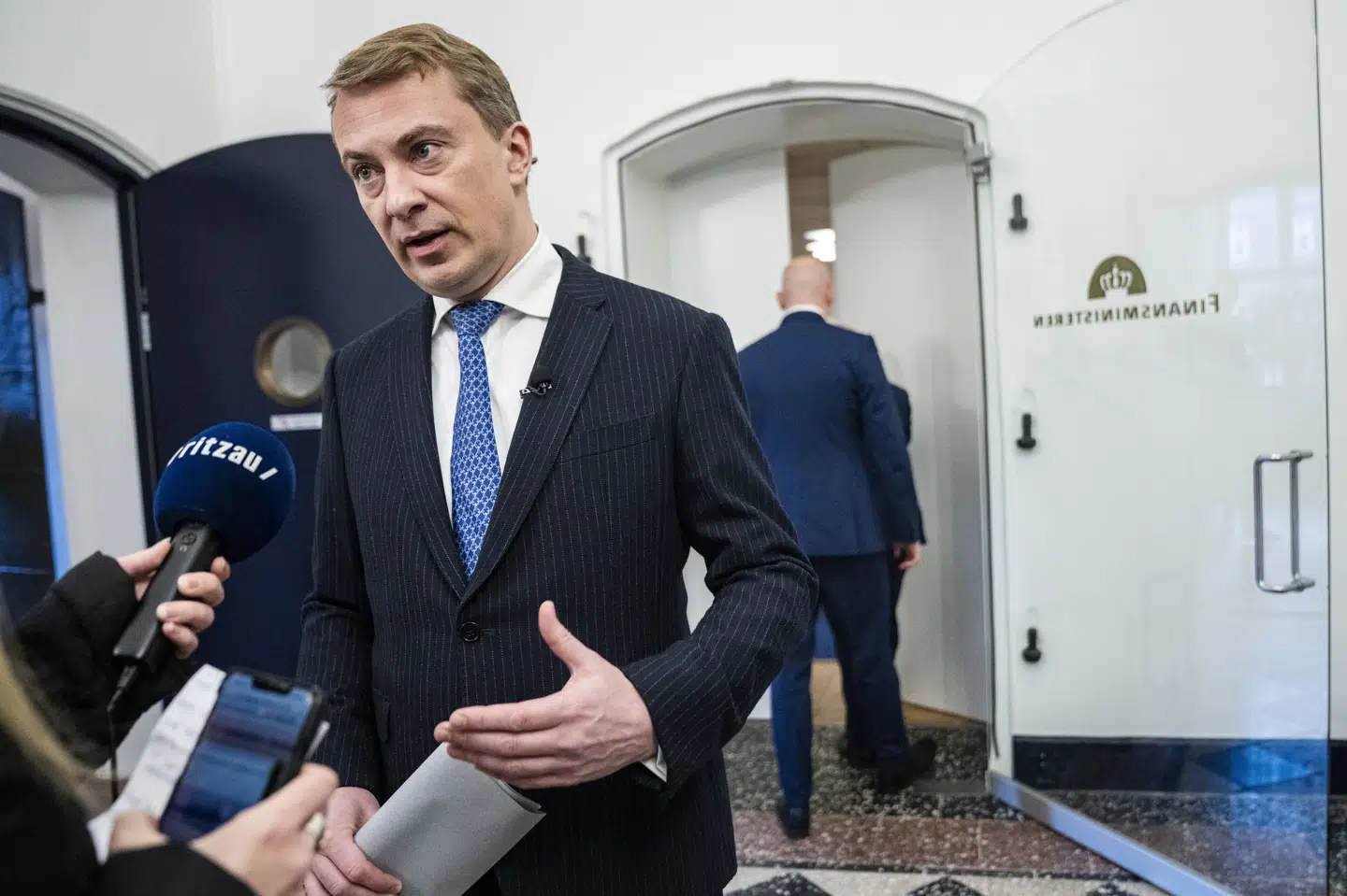 Dans Folkepartis formand Morten Messerschmidt ankommer til sættemøde om fødevarepriser i Finansministeriet onsdag. Regeringen har indkaldt Folketingets partier til sættemøder forud for forhandlinger om fødevarepriser. (Arkivfoto).