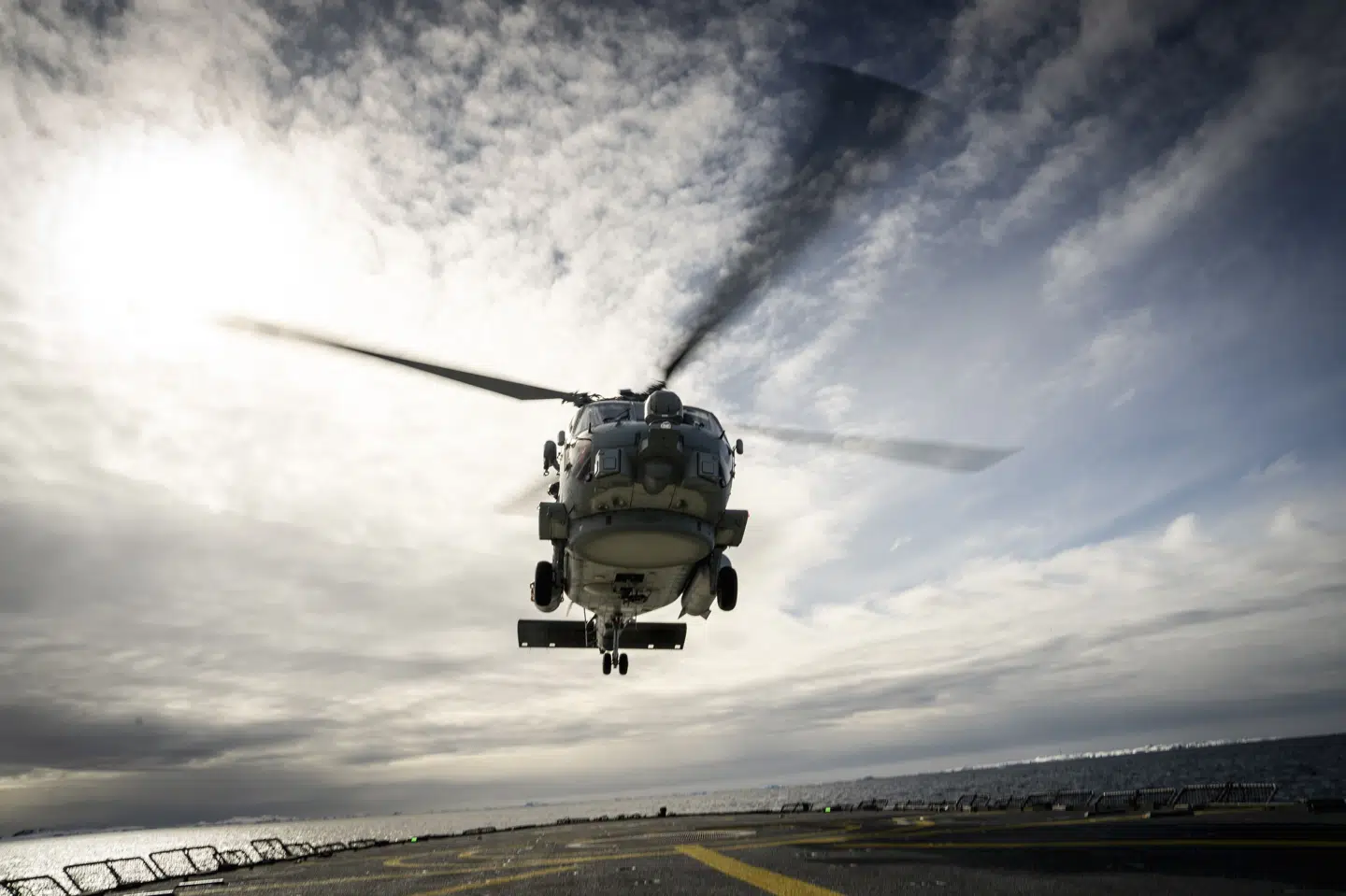 Sea Hawk-helikopter lander på Forsvarets inspektionsskib Vædderen i farvandet omkring Nuuk. (Arkivfoto).