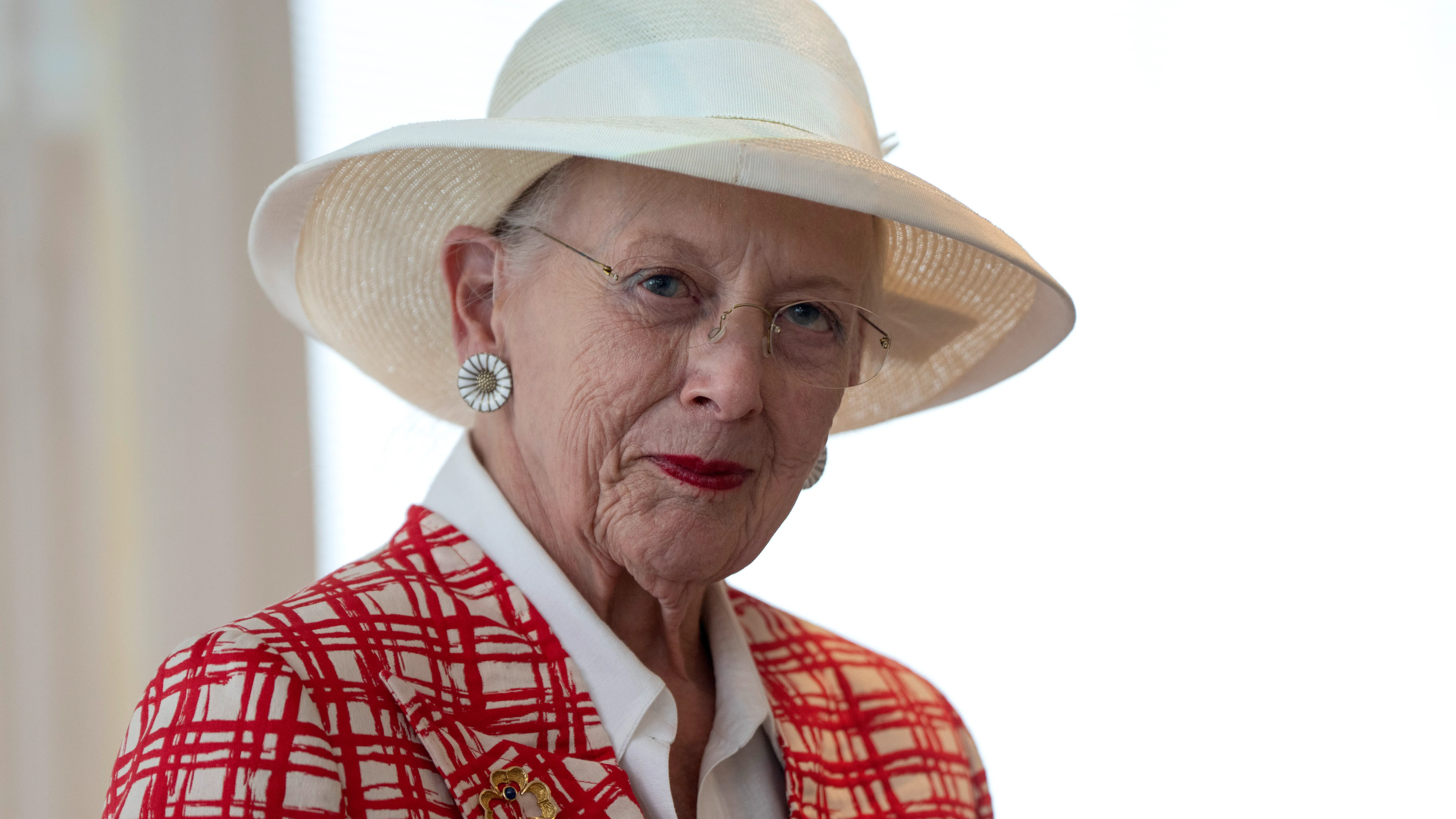 Både kongen og kronprinsen er bortrejst: Dronning Margrethe tilbage på tronen