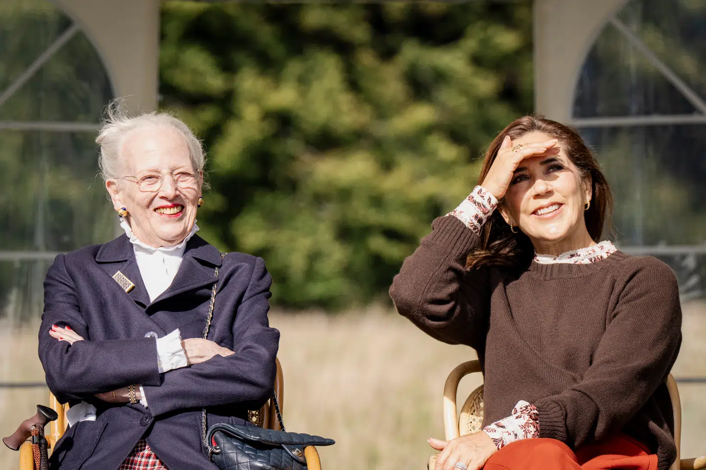 Dronning Margrethe og dronning Mary besøgte i september sammen Møns Klint, og det var deres første royale opgave sammen siden tronskiftet. Nu ser vi dog den royale duo mere og mere sammen – og det er der flere gode grunde til, vurderer B.T.s underholdningsredaktør.