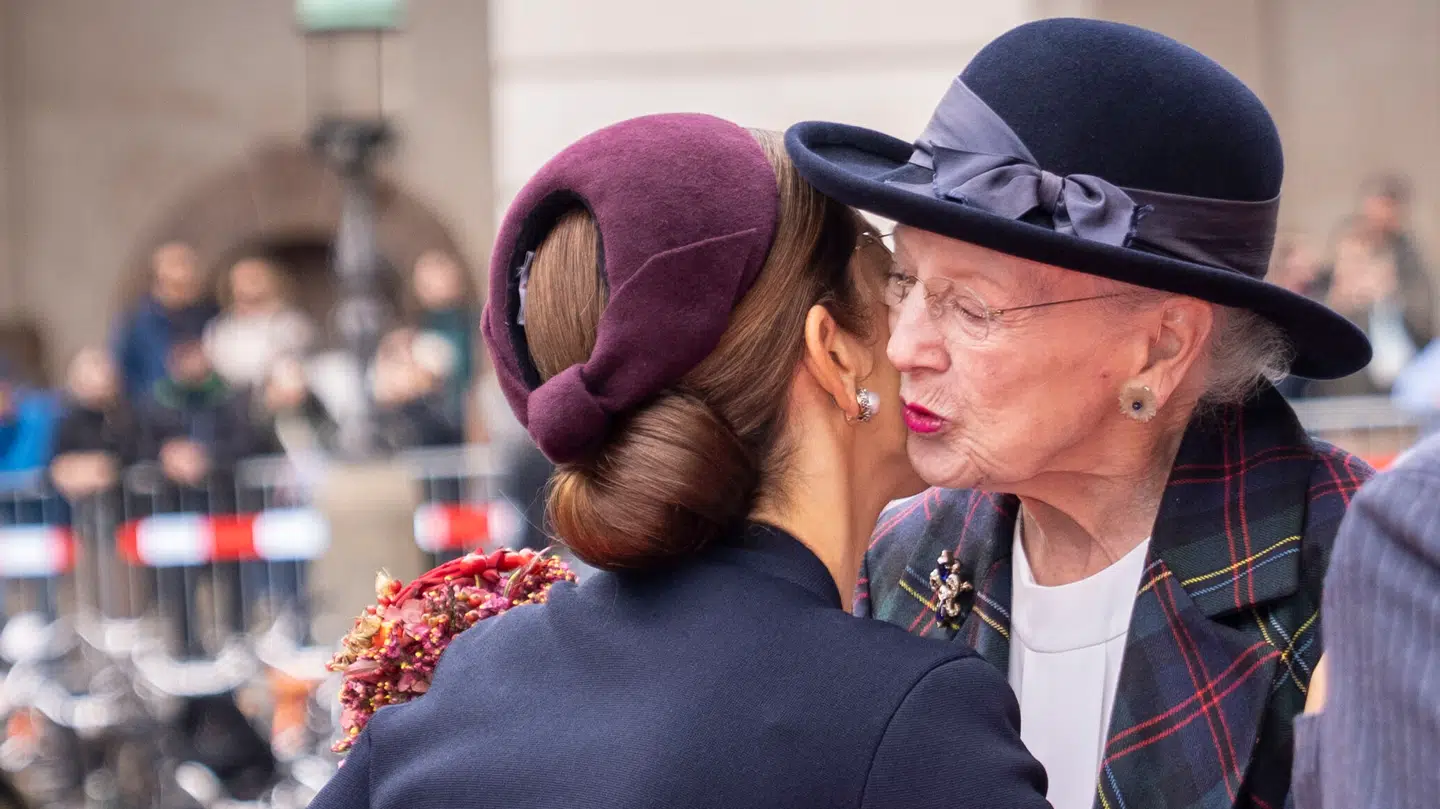 Dronning Mary og dronning Margrethe kindkyssede, da de sammen med resten af Kongefamilien som vanligt deltog i Folketingets åbning på Christiansborg Slot i oktober.