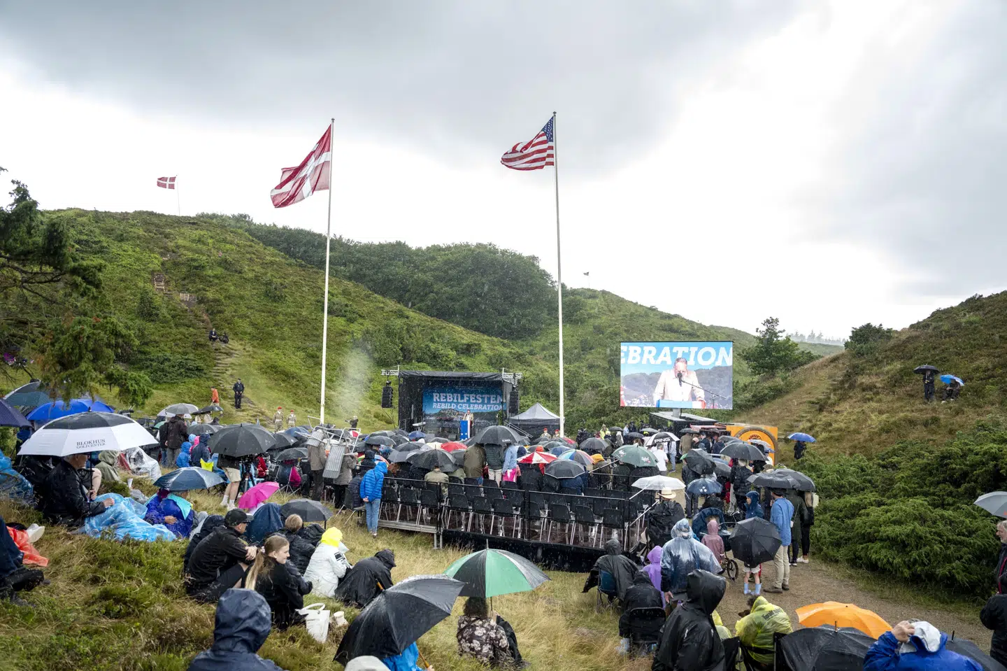 Rebildfesten, som her holdes i 2025 i Rebild Bakker, er en tradition, der har fundet sted siden 1912 og er en fest for både amerikanere med danske rødder og danskere med tilknytning til USA. Aalborg Kommune har krævet, at selskabet bag ikke inviterer det officielle USA på grund af spændingerne over Grønland, og det krav har Rebildselskabet imødekommet. (Arkivfoto).