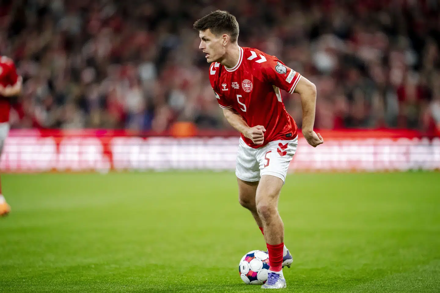 Joakim Mæhle ses her i VM-kvalifikationskampen mod Grækenland i oktober. Siden nåede han tre kampe for Wolfsburg, inden han løb ind i en skulderskade. (Arkivfoto).