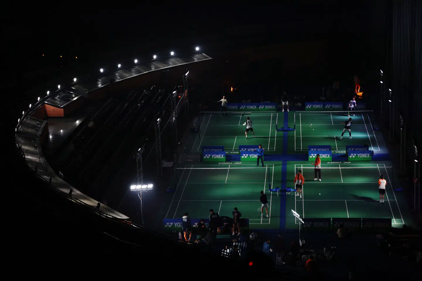 Spillere varmer op ved India Open 2026, som af danske profiler er blevet kritiseret for dårlige forhold.