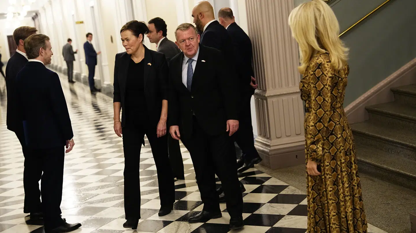 Lars Løkke Rasmussen og Vivian Motzfeldt har hver deres pin på i anledningen af mødet med USA.