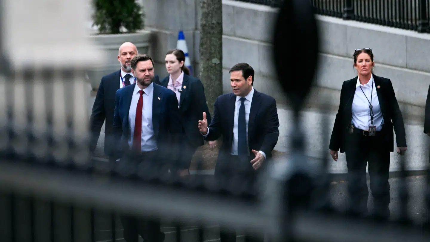 Et af første billeder af J.D. Vance og Marco Rubio, der ses forlade onsdagens møde i Eisenhower.