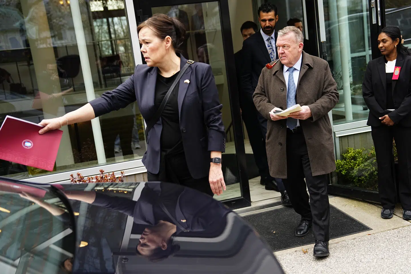 Der blev røget pibe her før mødet mellem Danmark, Grønland og USA. Efter mødet tændte Lars Løkke og Grønlands minister for udenrigsanliggender Vivivan Motzfeldt for cigaretterne.