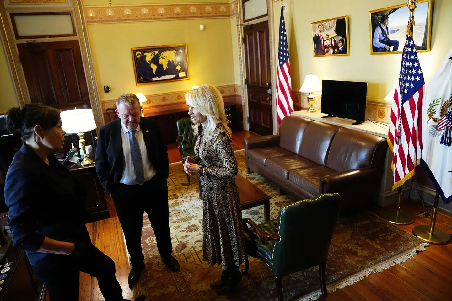 Udenrigsminister Lars Løkke Rasmussen og Grønlands minister for udenrigsanliggender Vivian Motzfeldt gør her klar til mødet med den amerikanske udenrigsminister Marco Rubio og vicepræsident JD Vance. Efter mødet lod der til at været en lettet stemning.