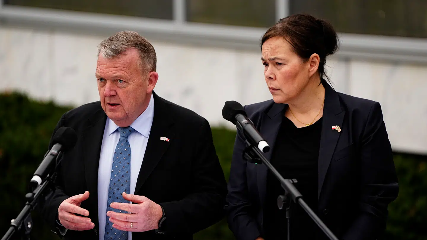 Pressemødet afholdes foran Danmarks ambassade i Washington D.C.