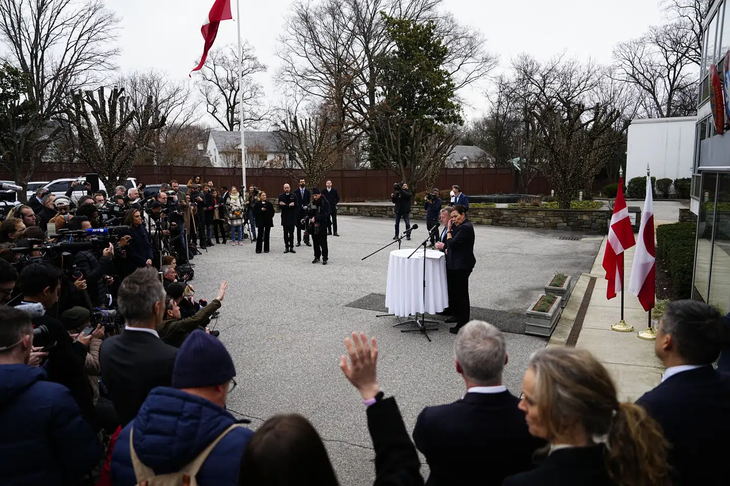 Lars Løkke Rasmussen og Vivian Motzfeldt ses her til pressemødet ved den danske ambassade i Washington D.C., efter at de tidligere onsdag var til møde med vicepræsidenten og udenrigsministeren fra USA.