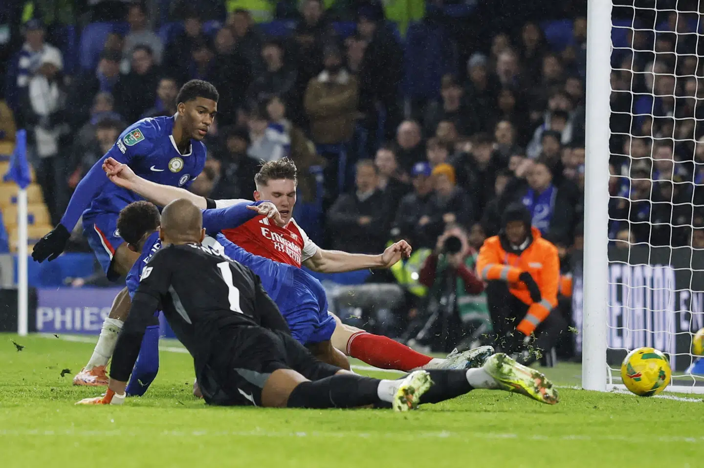 Viktor Gyökeres bringer Arsenal på 2-0 i Liga Cup-semifinalen mod Chelsea.