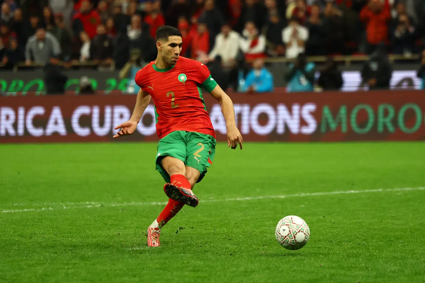 Marokkos anfører Achraf Hakimi scorer på sit straffespark mod Nigeria og hjælper sit hold til finalen ved de afrikanske mesterskaber.