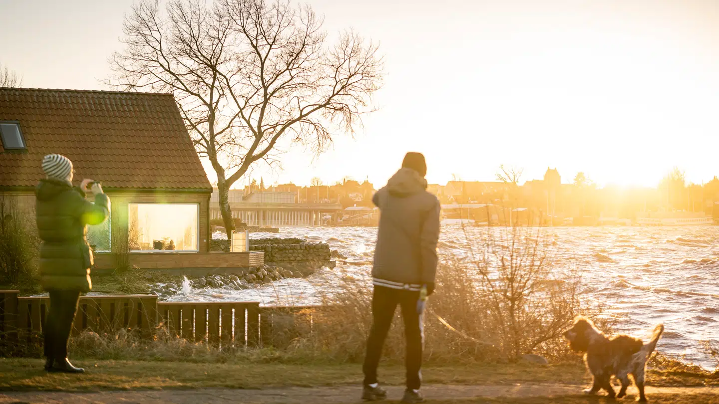 Der vil være sol til den østlige del af landet, hvor der i den vestlige del vil være skyet og risiko for regn visse steder. Dog skal du være særligt opmærksom på glatte veje torsdag, selvom temperaturen siger plus grader.
