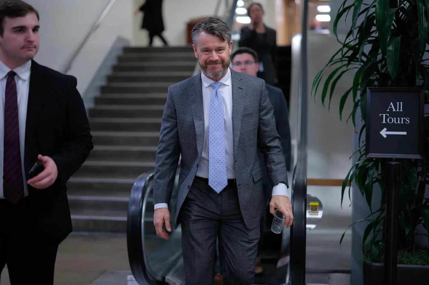 Den republianske senator Todd Young ses onsdag forlade Capitol Hill efter afstemning om resolution om magtanvendelse i Venezuela. Young havde først støttet, af der skulle stemmes om forslaget, men stemte i afstemningen så imod det.