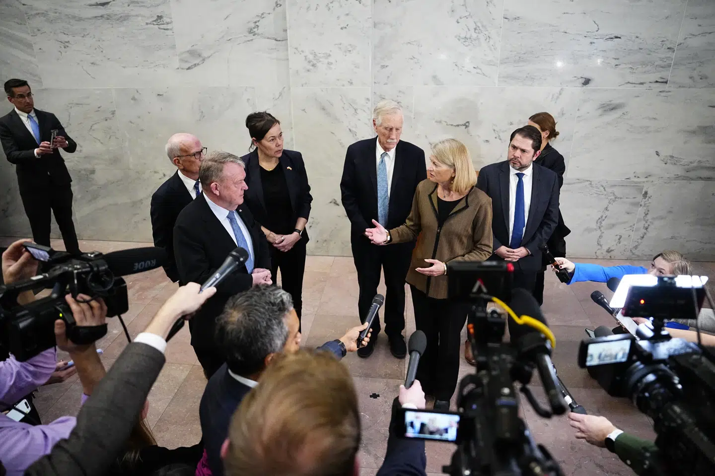 Udenrigsminister Lars Løkke Rasmussen og Vivian Motzfeldt mødte onsdag senator Lisa Murkowski (til højre) og senator Angus King (i midten) i Kongressen i Washington D.C.