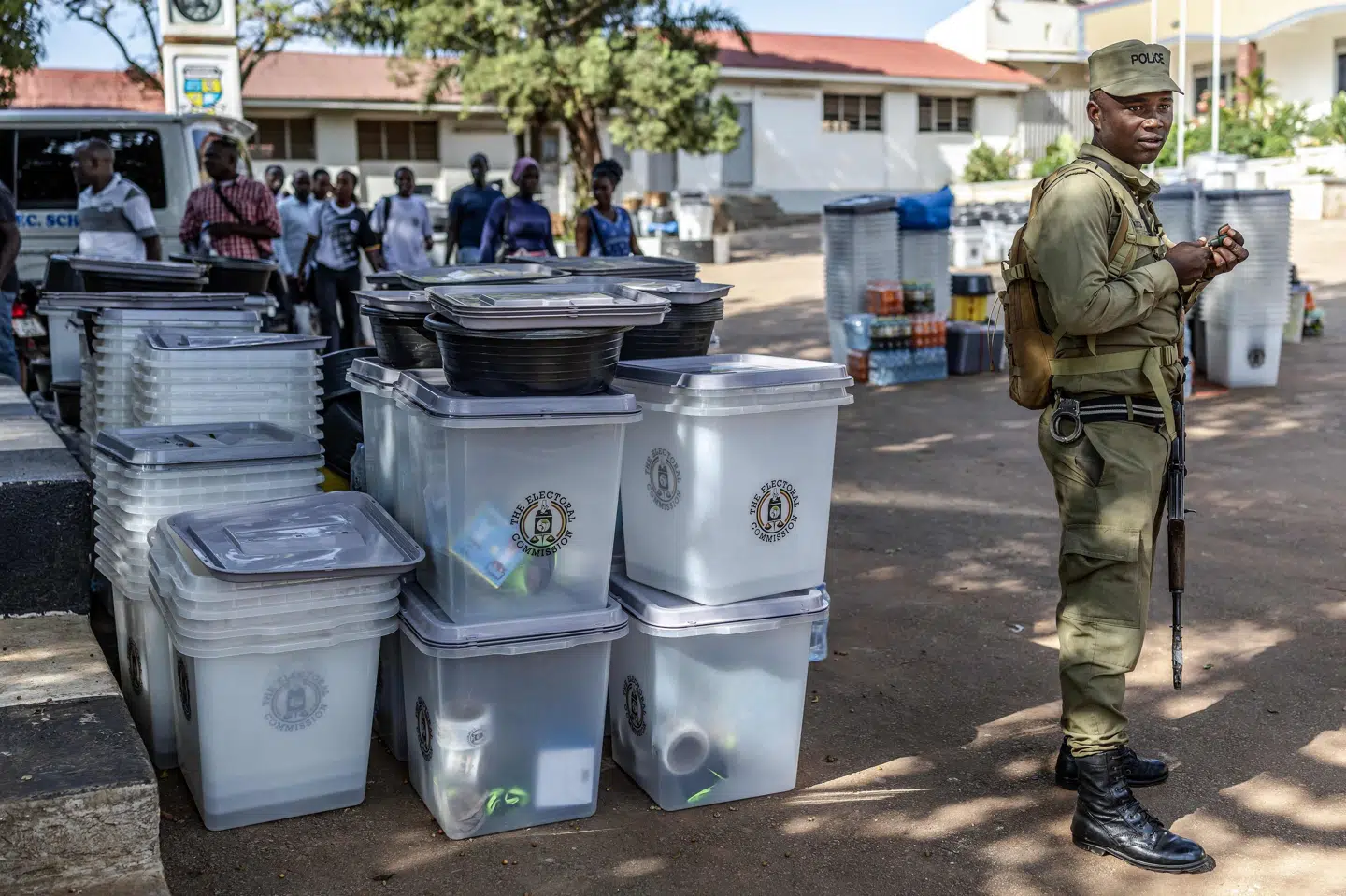En ugandisk politibetjent ses onsdag overvåge område i hovedstaden Kampala, mens han bevogter stemmebokse og andet valgmateriale til torsdagens valg.