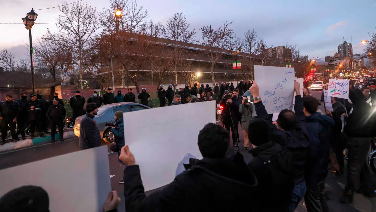 Her ses demonstrationer også foran det britiske ambassade i Teheran.