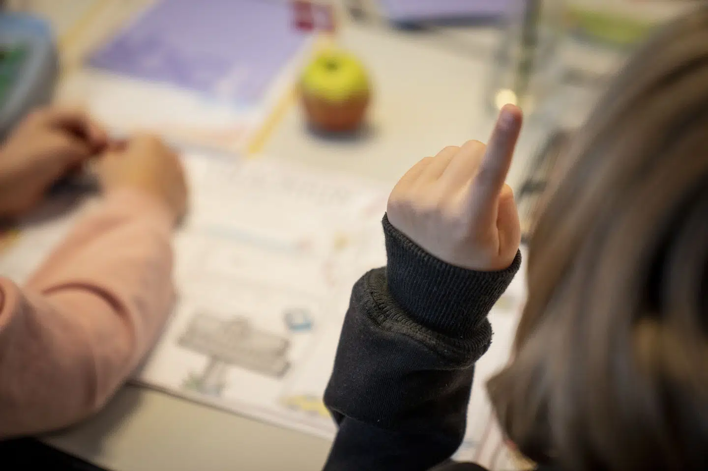 Det er ikke alle børn, der med lige stor begejstring sætter sig i klassen og rækker hånden op. En ny aftale skal sikre de elever, der mistrives eller har højt fravær, tidligere og bedre hjælp. (Arkivfoto).