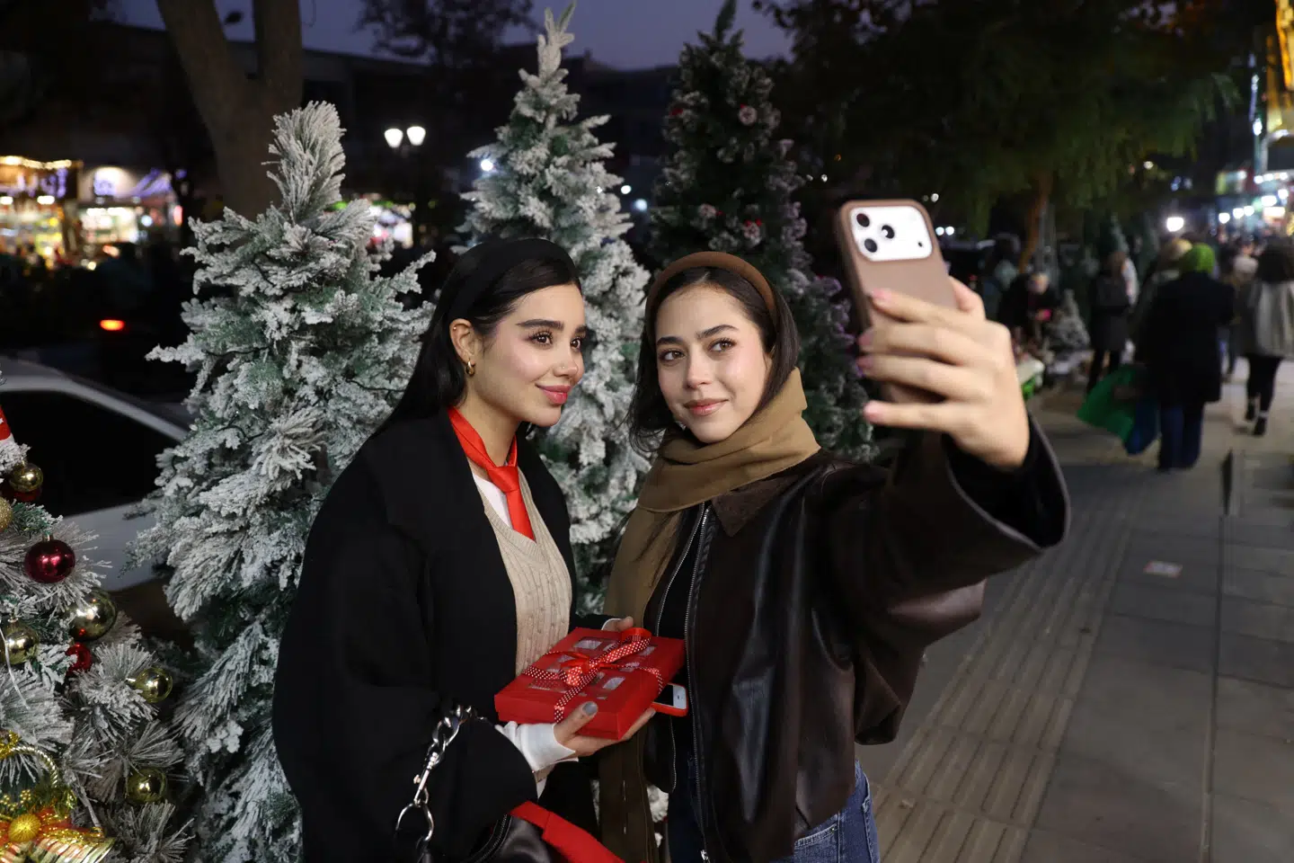 Mange unge iranere har for længst fået nok af præstestyrets forsøg på at kontrollere deres liv og er begyndt åbent at ignorere reglerne om hijab.