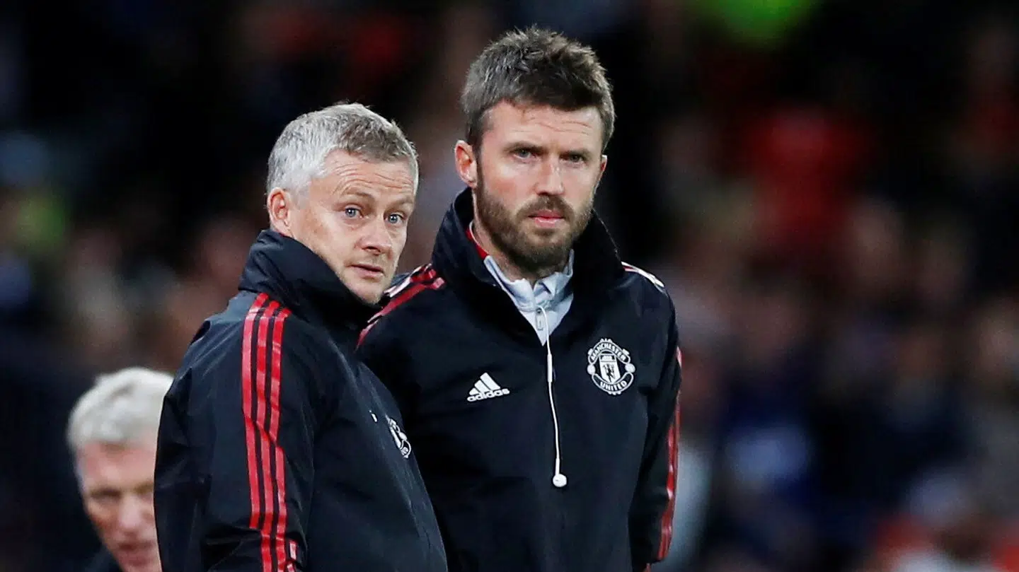Michael Carrick (th.) har tidligere været assistent for Ole Gunnar Solskjær (tv.) i Manchester United. Og denne gang var det englænderen, som trak det længste strå i kapløbet.