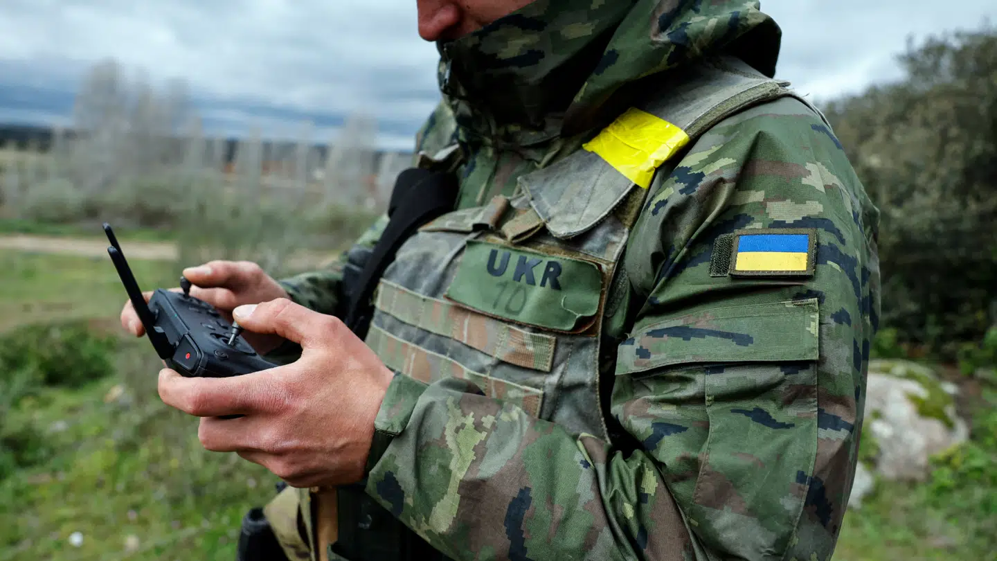 En ukrainsk soldater styrer en drone – hvilket har vist sig at være en vej til at kompensere for mandskabsmanglen.