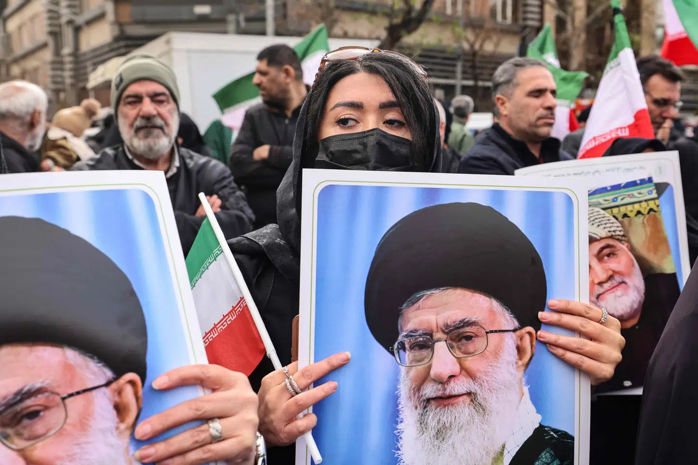Demonstrationerne i Iran var umiddelbart affødt af utilfredshed med inflationen, men har siden udviklet sig til en generel kritik af præstestyret. Her ses en demonstrant med et foto af Irans øverste leder, ayatollah Ali Khamenei. (Arkivfoto).