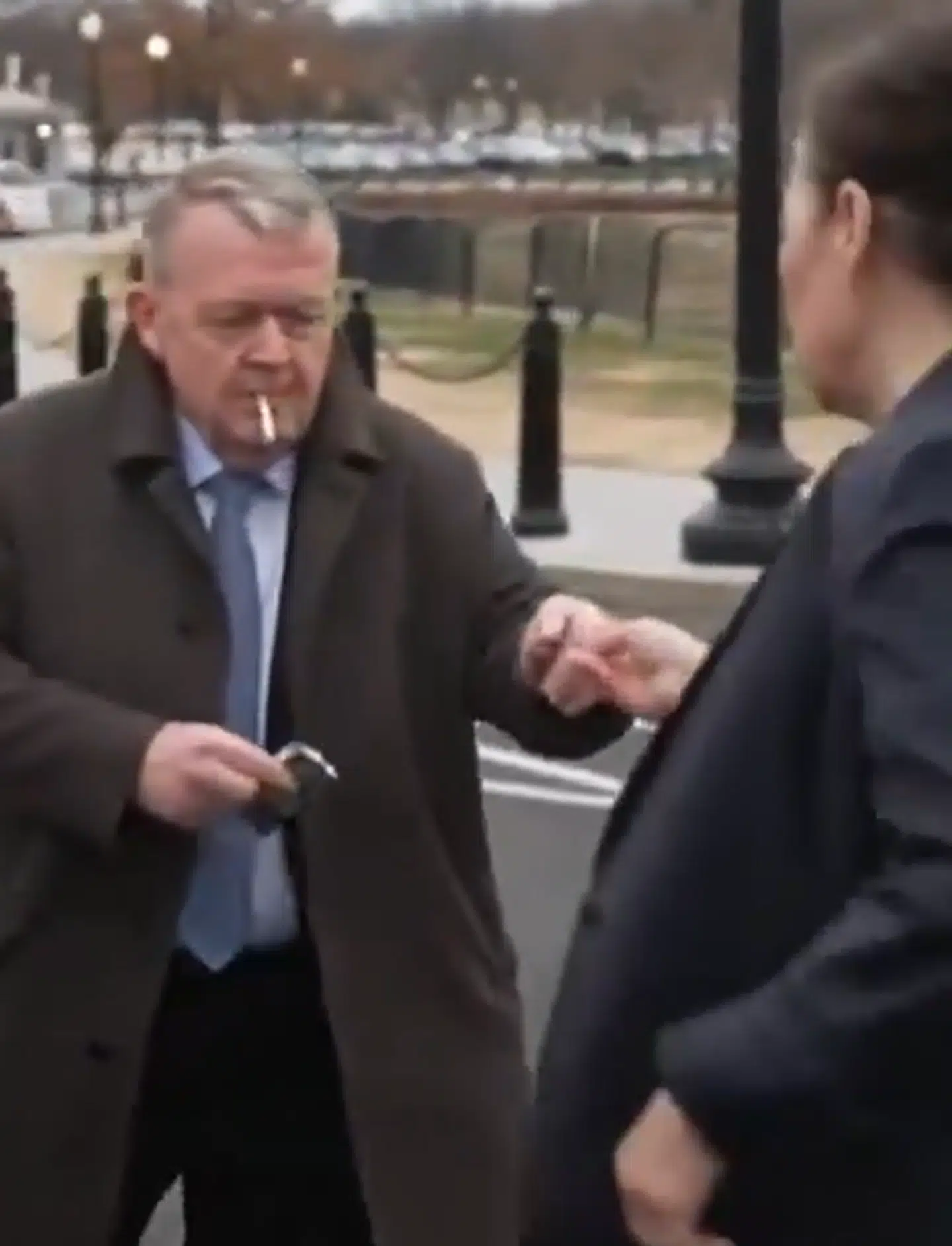 Her ses Lars Løkke Rasmussen dele en cigaret ud til sin grønlandske ministerkollega, Vivian Motzfeldt.