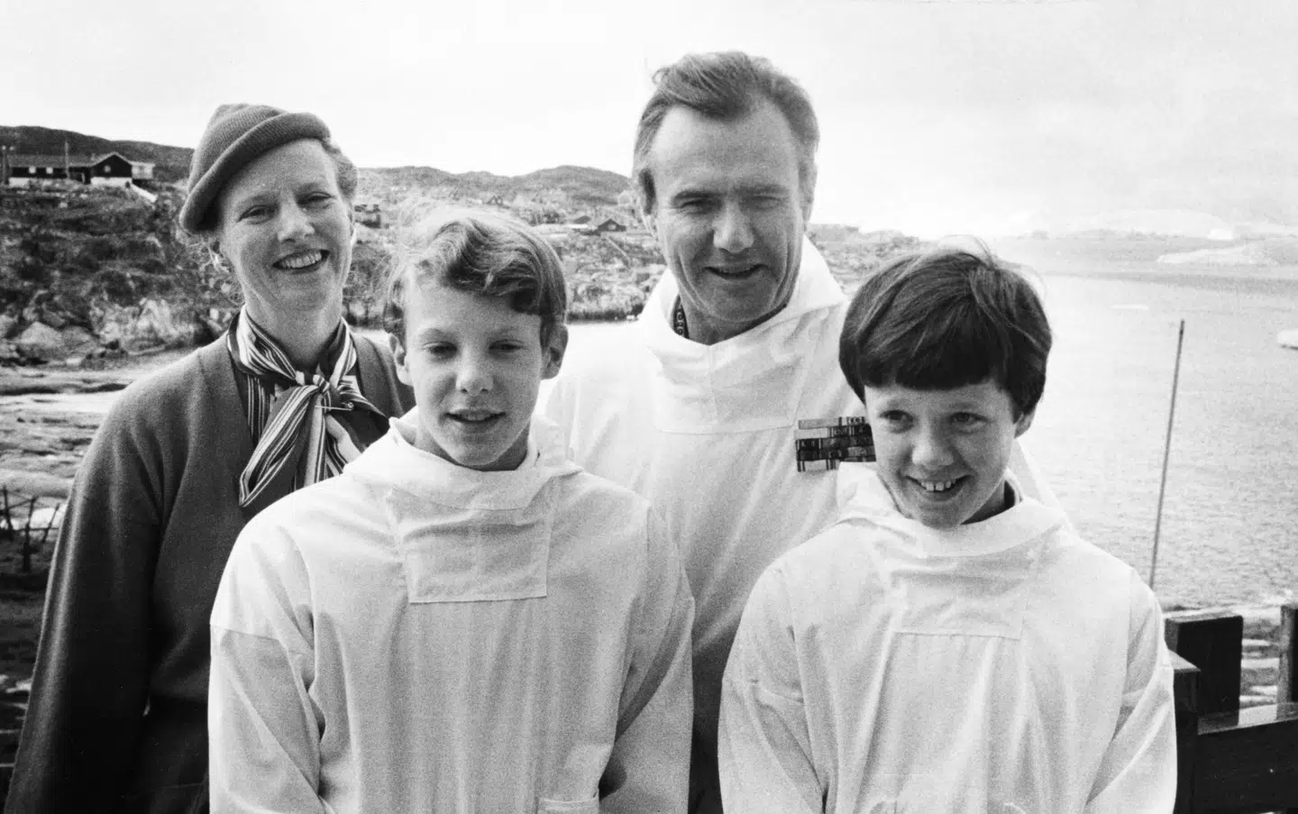 Kongefamiliens historie med Grønland går langt tilbage. Her er det Dronning Margrethe, prins Henrik, prins Joachim og kong Frederik på besøg i landet 1982.