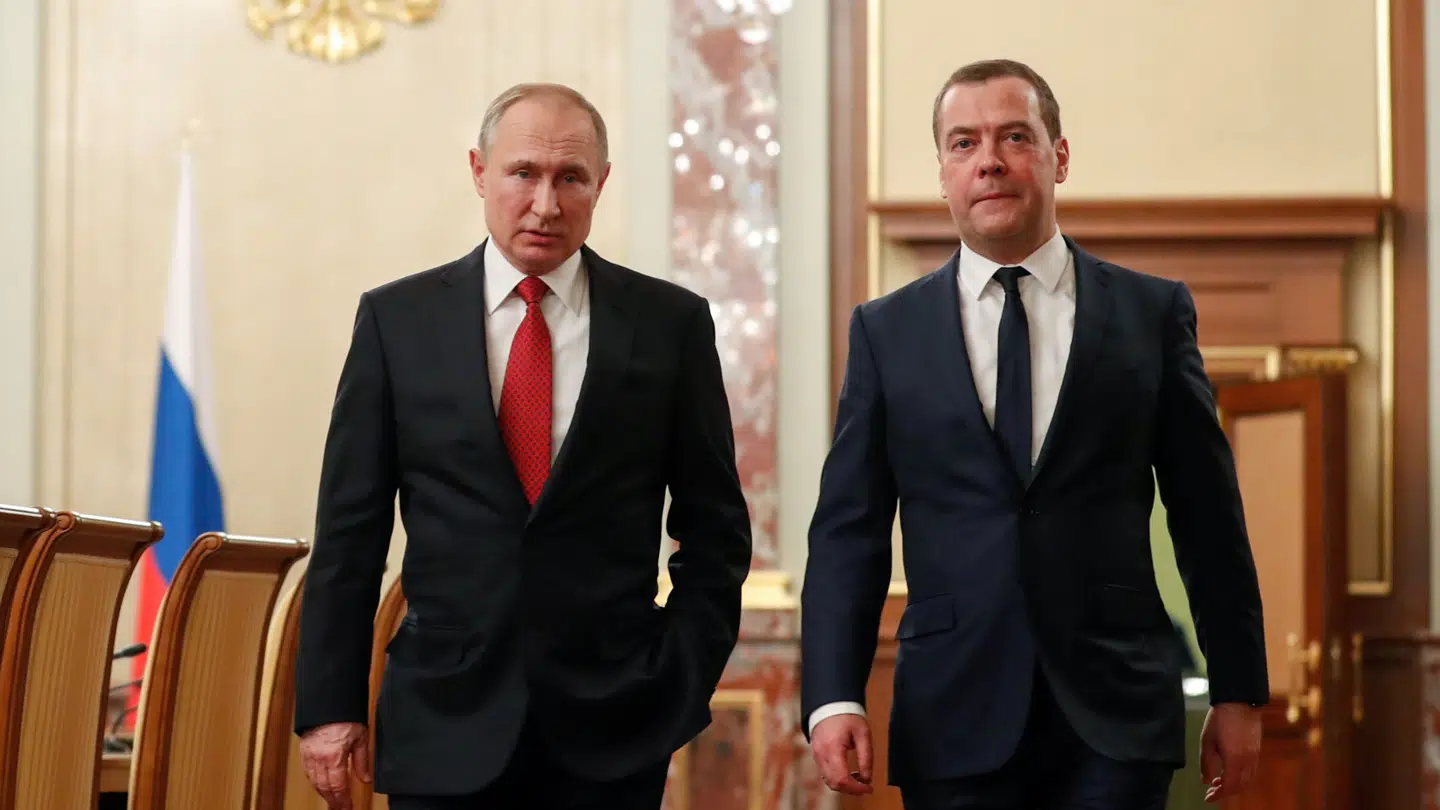 Her ses den russiske præsident, Vladimir Putin, sammen med Dmitrij Medvedev (til højre), i 2020.