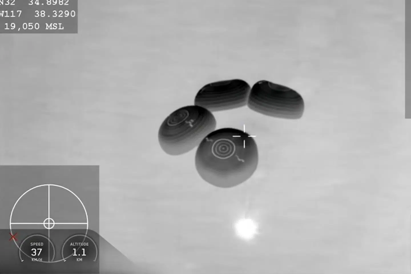 Rumkapslen landede ved hjælp af faldskærme i Stillehavet ud for San Diego.