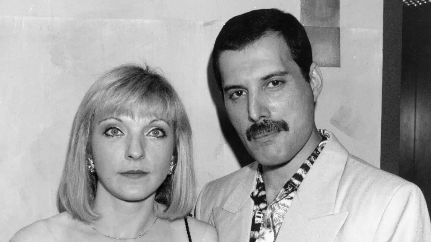 Ved sin død dannede Mercury par med frisøren Jim Hutton, men før han sprang ud som homoseksuel var han sammen med kvinder. Han nåede at blive forlovet med Mary Austin (på billedet), ligesom han datede skuespilleren Barbara Valentin i 80erne.