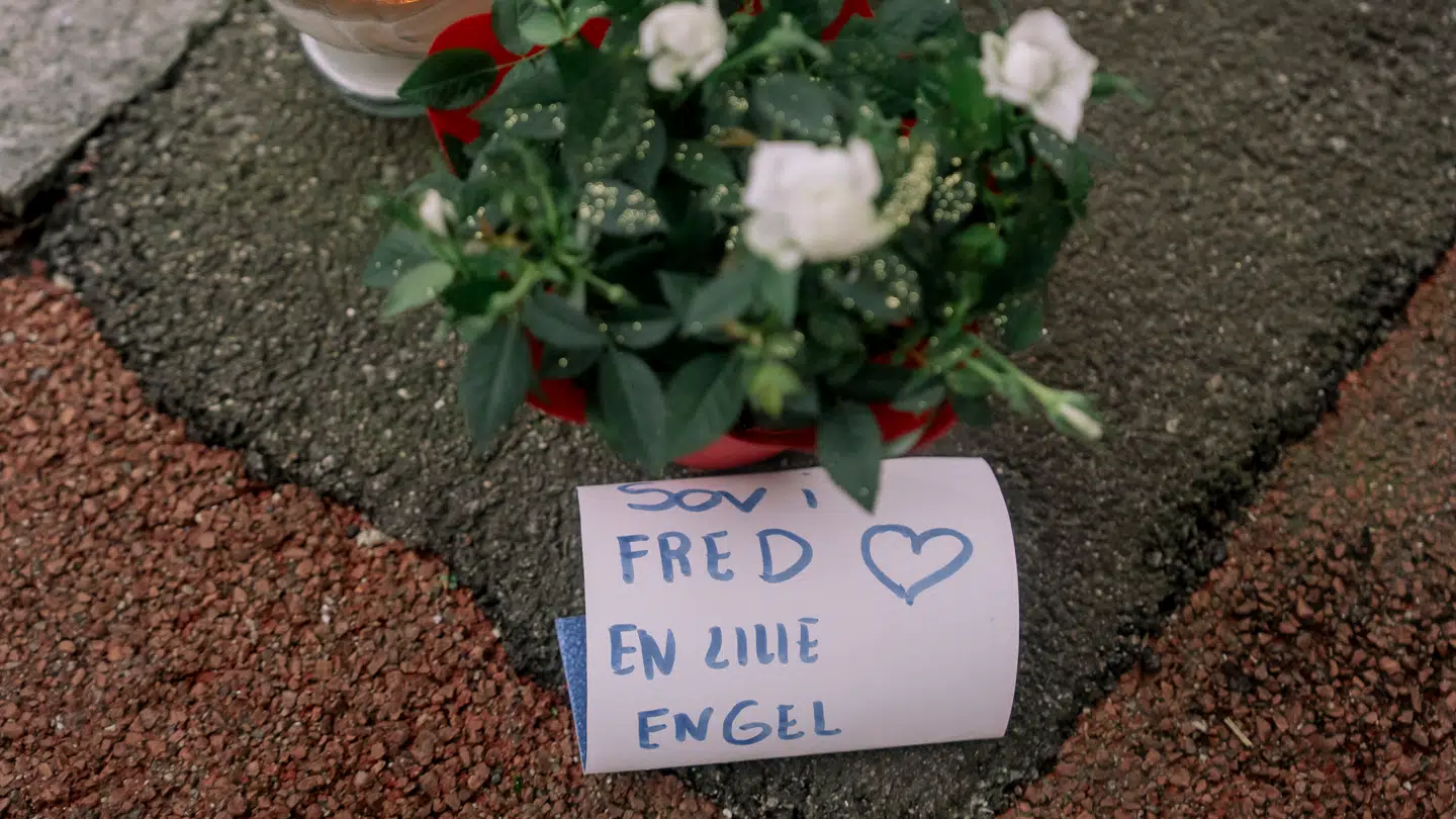 Et boligområde i Høje Gladsaxe er ramt af chok, efter et toårigt barn styrtede i døden fra et højhus.