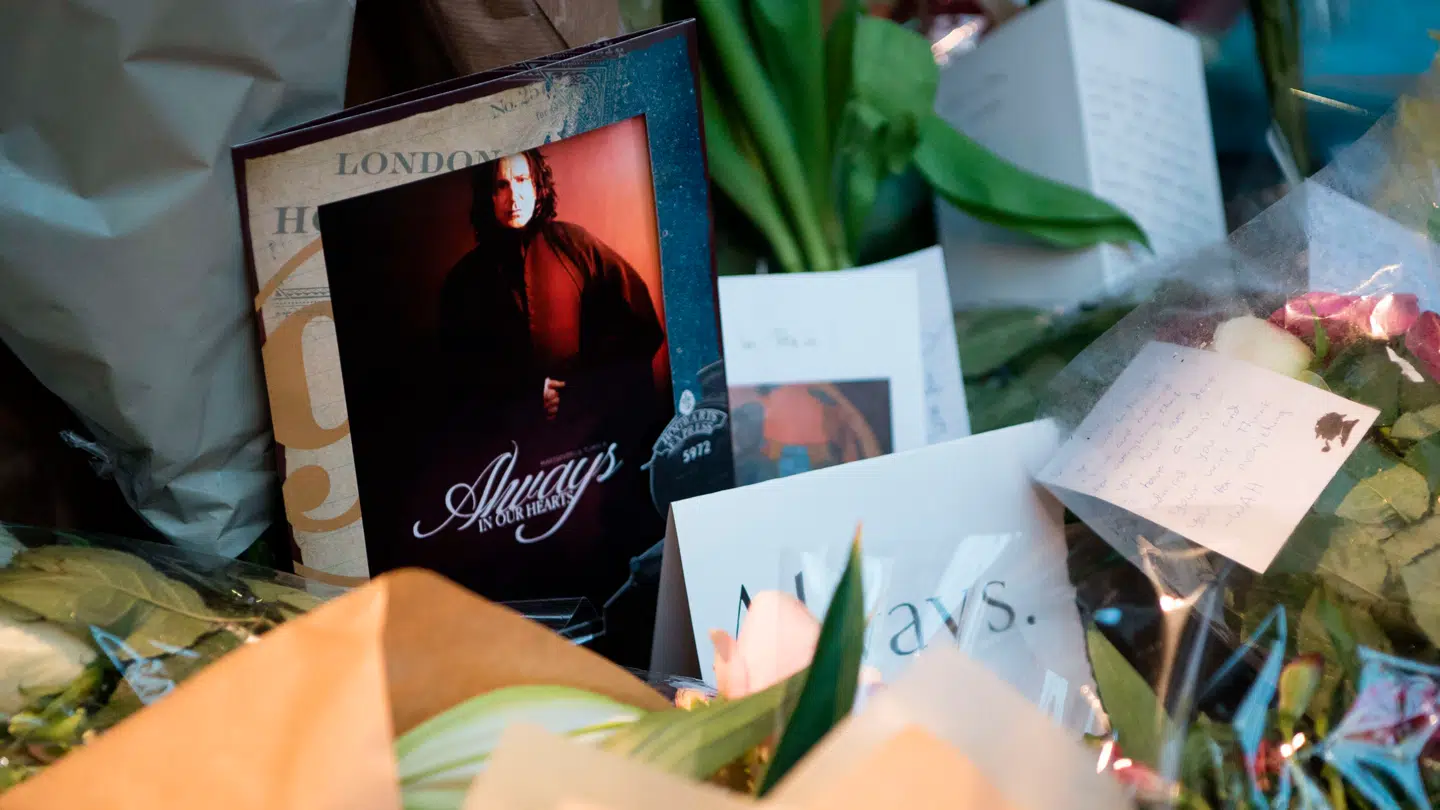 Rickman fik stor succes i rollen som 'Snape'. Her ses et mindested i London efter hans død i 2016.