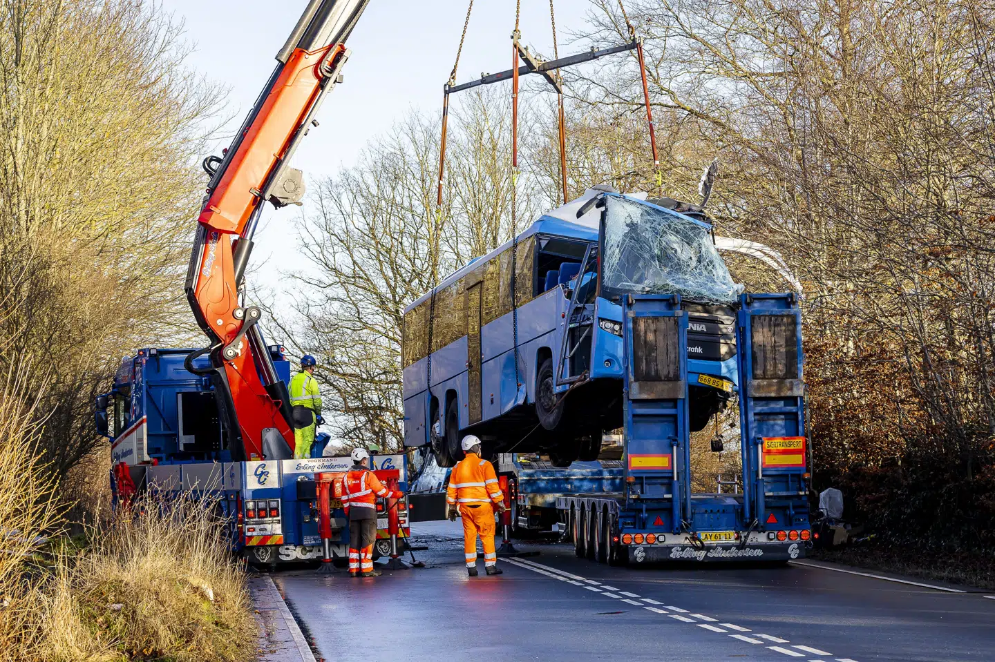 To mænd mistede livet, da to busser onsdag formiddag kørte frontalt sammen på Landevejen i Hornslet.
