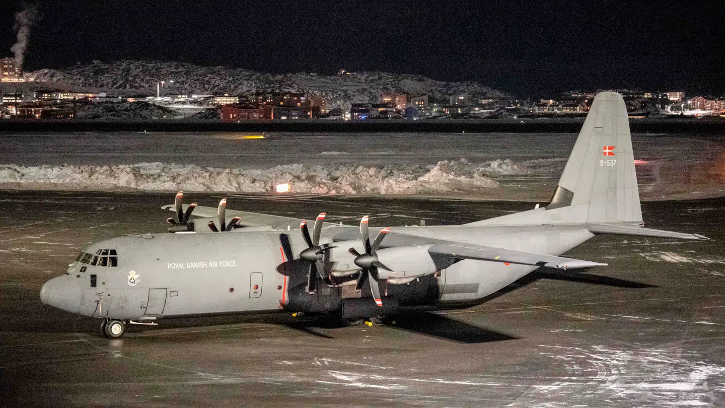 Et dansk militærfly ses torsdag i lufthavnen i Nuuk.
