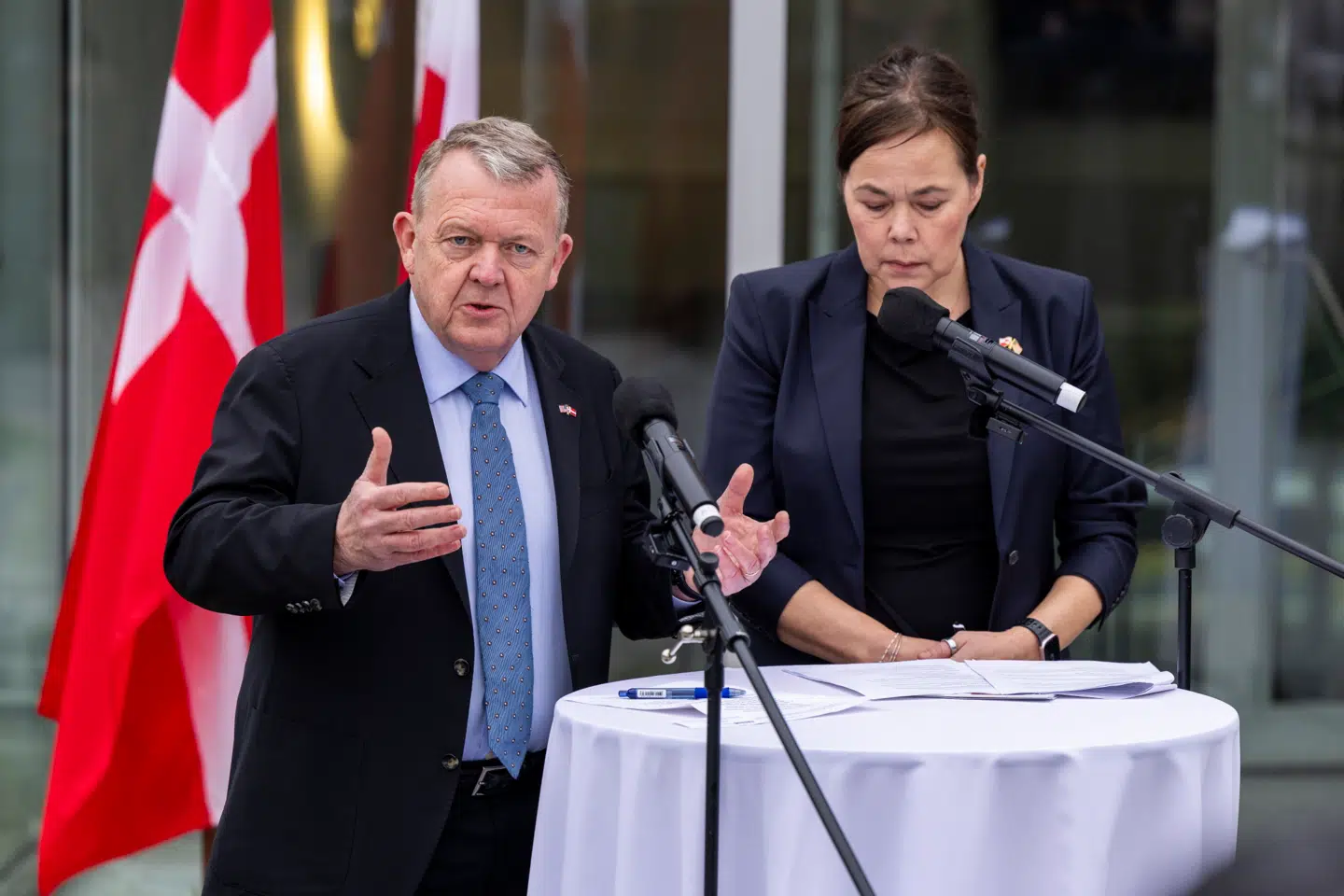Den danske udenrigsminister Lars Løkke Rasmussen og Grønlands udenrigsminister Vivian Motzfeldt holdt onsdag et pressemøde efter mødet i Det Hvide Hus, og her fortalte de, at selv om der ikke var opstået enighed med USA, så var udenrigsministrene glade for mødet, hvor de fik forklaret, at Grønland ikke var til salg, men at vi delte den amerikanske vision om at styrke sikkerheden på verdens største ø.