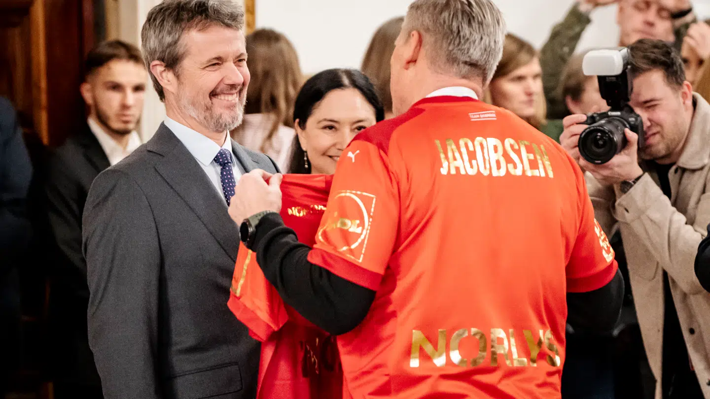 Kong Frederik og landstræner Nikolaj Jacobsen da Danmark sidste år blev verdensmestre.