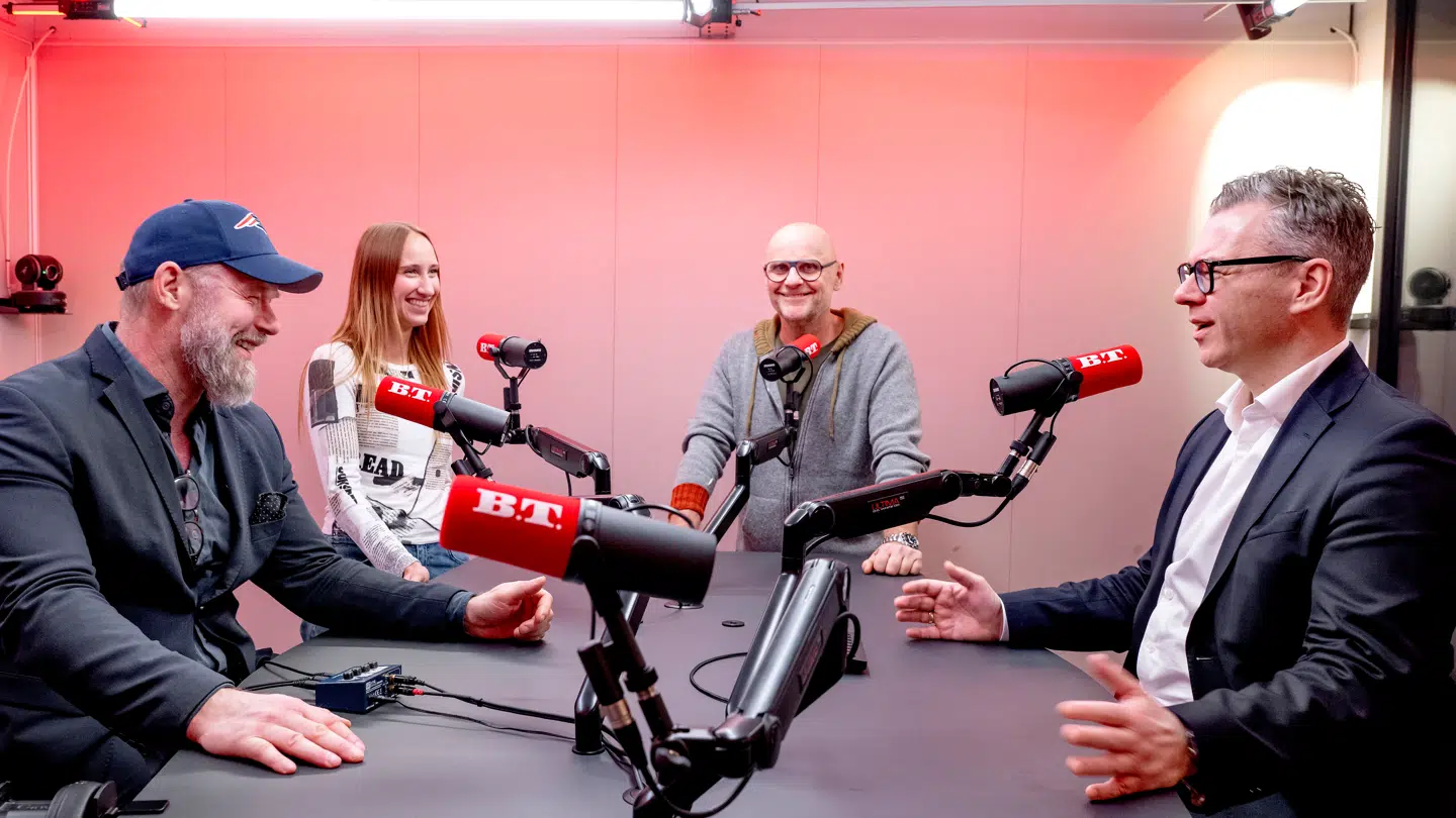 Henrik Qvortrup, Joachim B. Olsen og Emilie Jäger vil hver torsdag fortælle dig, hvad du skal vide om ugens største historier i dansk politik. B.T.s chefredaktør, Simon Richard Nielsen, er din vært.