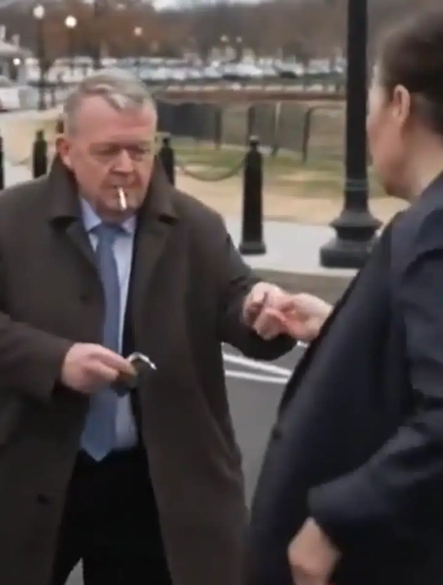 Her ses Lars Løkke Rasmussen dele en cigaret ud til sin grønlandske ministerkollega, Vivian Motzfeldt.