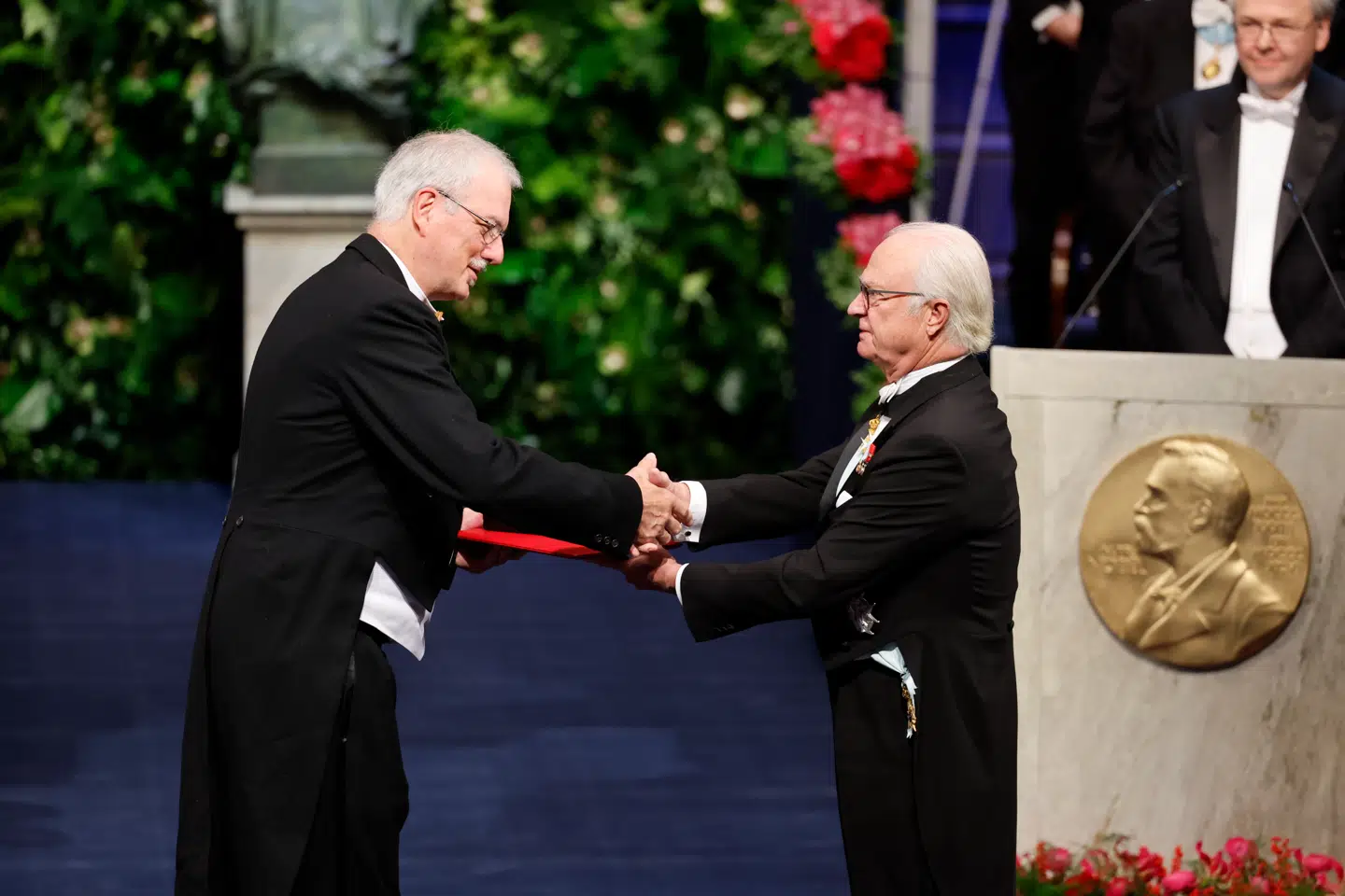 Den danske kemiker, Morten Meldal, i 2022 da han modtog Nobelprisen i kemi af den svenske konge, Carl Gustaf.