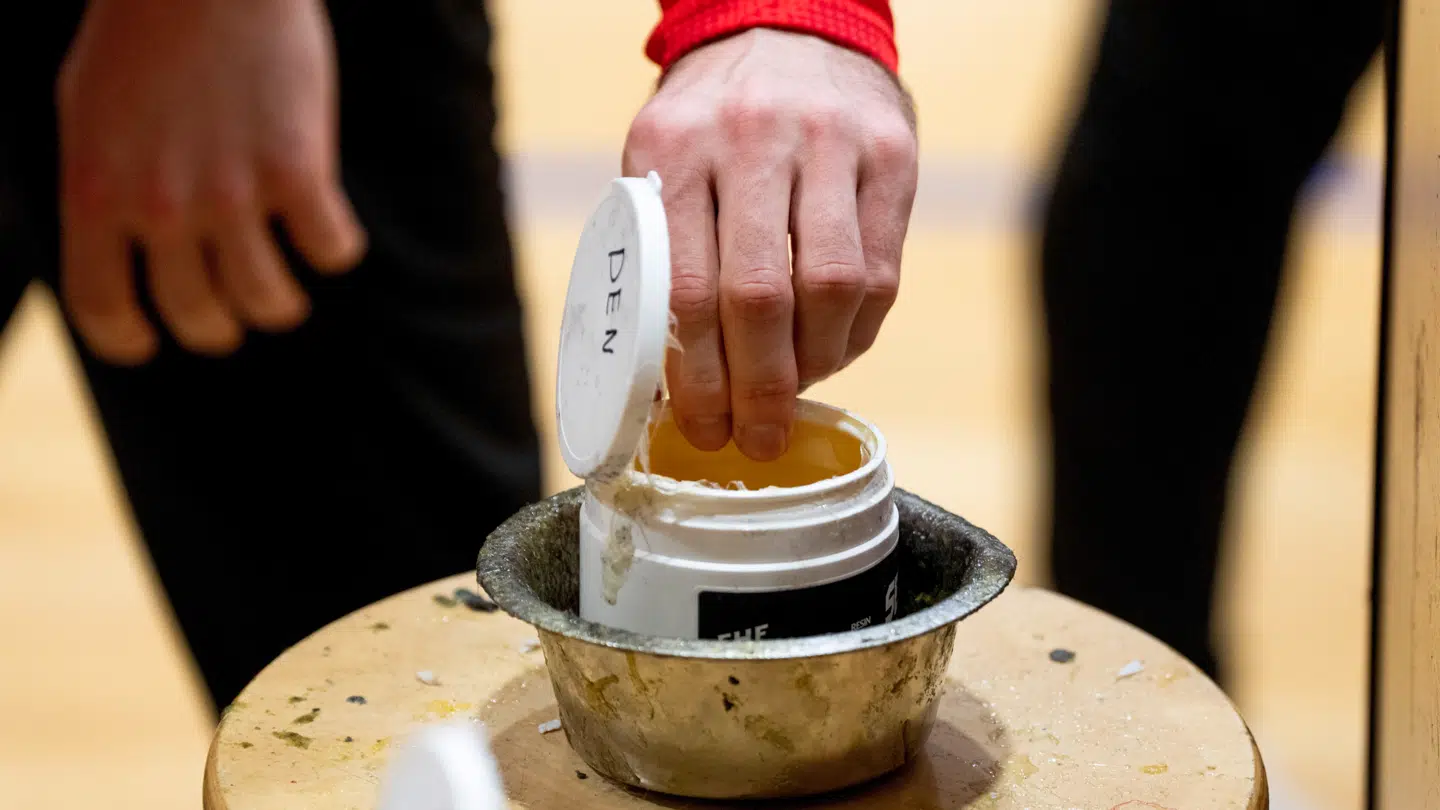 Poul Krebs medgiver, at det kan være noget bøvl at have harpiks på fingrene.