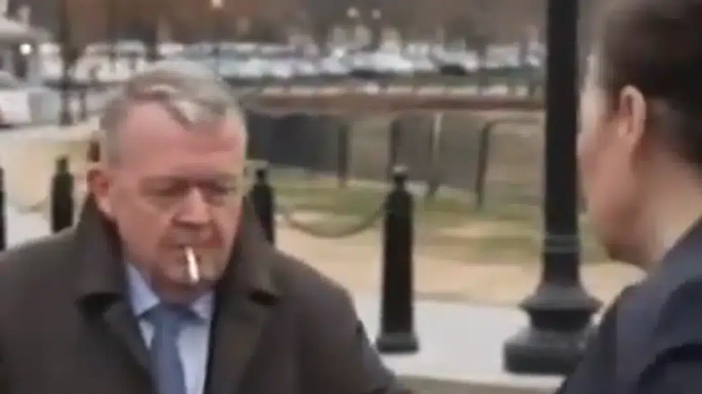 Udenrigsminister Lars Løkke Ramussen (M) blev onsdag filmet i USA med en cigaret i munden. Det er et sjældent syn på tv. For nylig kommenterede han selv på sit offentlige image som ryger.