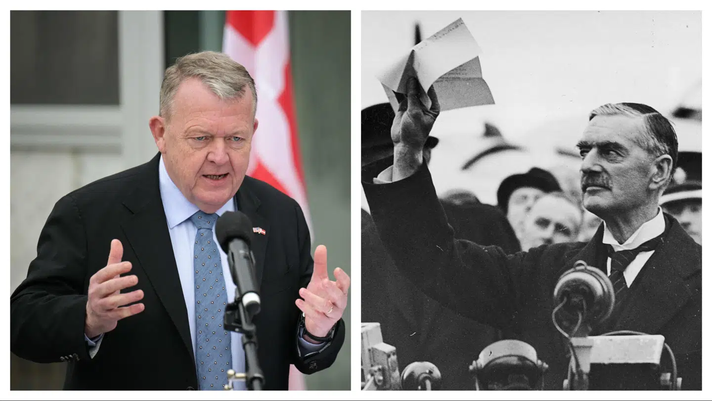 Udenrigsminister Lars Løkke Rasmussen sammenlignede flere gange sig selv med Chamberlain (th.) over for verdenspressen – og det er i en historisk kontekst fornuftigt, men også politisk farligt. For han risikerer at få spørgsmålet: Hvem skal så i sammenligningen forestille at være Hitler?