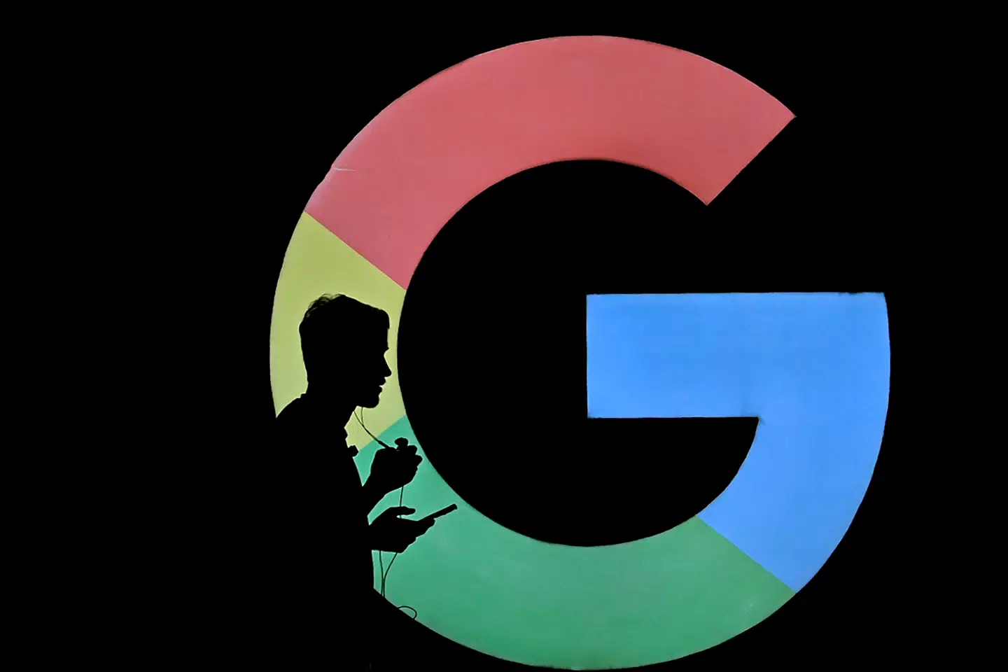 Danmark og Europa er voldsomt afhængige af amerikanske teknologitjenester som Google, Microsoft og Amazon. Derfor arbejdes der nu intenst for at finde europæiske alternativer for at forhindre, at en politisk ordre pludselig får teknologigiganterne til at trække stikket, så al forbindelse til programmer og data forsvinder.