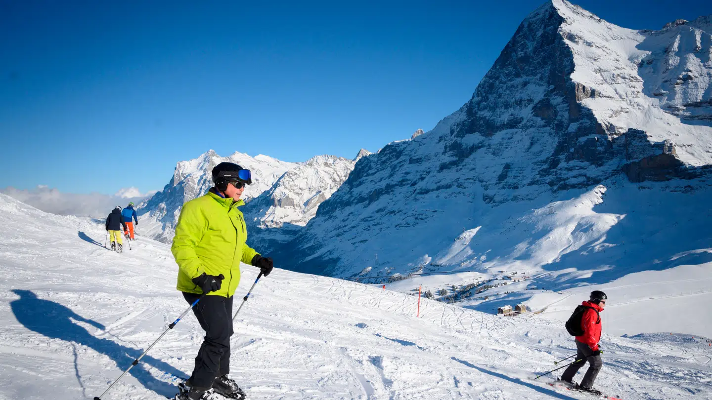 Store mængder sne vælter ned.