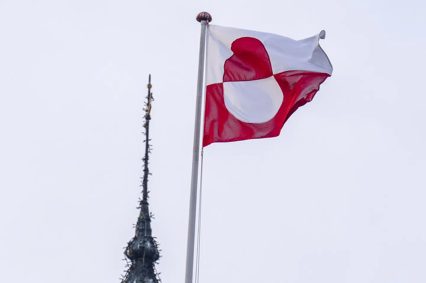 Det grønlandske flag vajer over Tivoli i København den 8. januar 2026. Forlystelsesparken oplyste i sidste uge, at man har hejst det grønlandske flag for at markere "den mangeårige relation til Grønland og det grønlandske folk". (Arkivfoto).