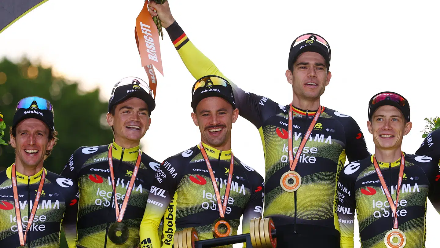 Visma-Lease a Bike jubler efter at have vundet holdkonkurrencen ved Tour de France i 2025. Yderst til højre står Jonas Vingegaard, mens nu pensionerede Simon Yates står yderst til venstre.