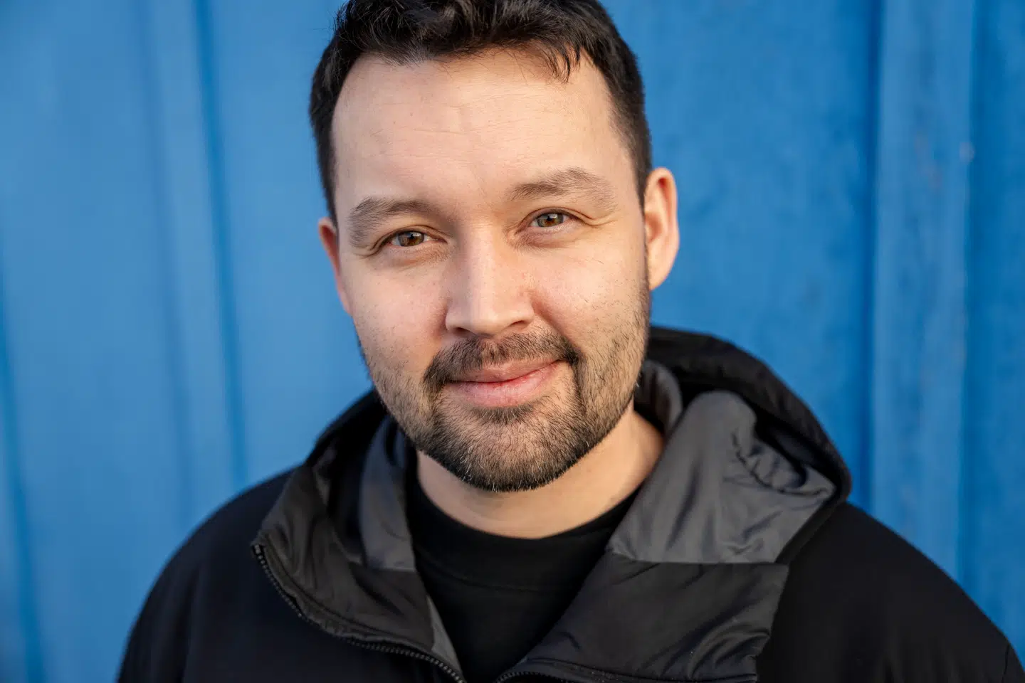 Masaana Egede, administrerende direktør og chefredaktør på den grønlandske avis Sermitsiaq, mener, at det især er yderpunkter i Grønlandsk politik, der får lov til at fylde i debatten.